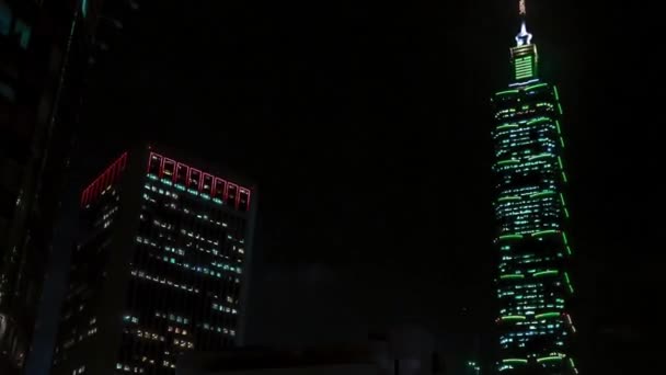 Вид Главную Дорогу Тайбэя Темное Время Суток Знаменитым Зданием 101 — стоковое видео