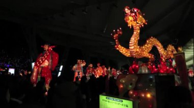 Taipei, Tayvan-24 Şubat 2013: Taipei Işık Festivali sırasında Tanrılar ve Ejderha Çin fenerleri, siluetler yürüyen ve telefonla fotoğraf çeken insanlar