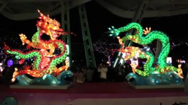 Taipei, Tayvan-24 Şubat 2013: Fener festivalini kutlayın, Taipei Işık Festivali 'nde Çin sarısı, kırmızı ve yeşil fenerler, yürüyen ve telefonla fotoğraf çeken insanlar