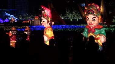 Taipei, Tayvan-15 Şubat 2014: Fener festivalini kutlayalım, Taipei Işık Festivali sırasında Tanrılar fenerleri yaksın, siluet insanlar yürüsün ve telefon Dan ile fotoğraf çeksin