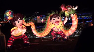 Taipei, Tayvan-15 Şubat 2014: Taipei Işık Festivali 'nde fener festivali, Mutlu Çocuklar ve Ejderha Çin fenerleri, yürüyen siluetler, Dan