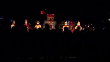 Taipei, Tayvan-15 Şubat 2014: Fener Festivali 'ni, Taipei Işık Festivali' nde Timelapse Çinli Askerler fenerlerini, yürüyen siluet insanları, Dan 'i kutlayın