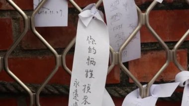 Belediye parkı 228 Barış Anıtı Tayvan tarihi bir yer, insanlar bir şiir yazdı ve bir duvara barış duygusunu ifade etmek için bir duvar ördüler insanlar savaştan sonra öldü 28-02-1948