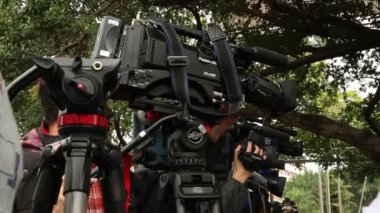 Film Ekibi, Gazeteciler, Tayvan 'daki Medya Olayından Sahneler, Kamera Ekibi ve muhabirler, flaş haberlerle ilgili insanlarla röportaj yapıyor.