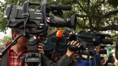 Film Ekibi, Gazeteciler, Tayvan 'daki Medya Olayından Sahneler, Kamera Ekibi ve muhabirler, flaş haberlerle ilgili insanlarla röportaj yapıyor.