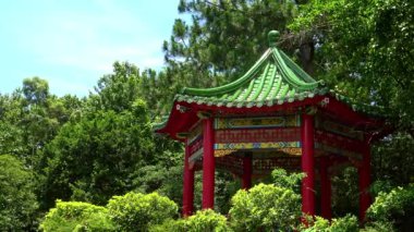 4K Taipei Botanik Bahçesi 'nde küçük bir Çin pavyonu. Şehirdeki büyük parklar.