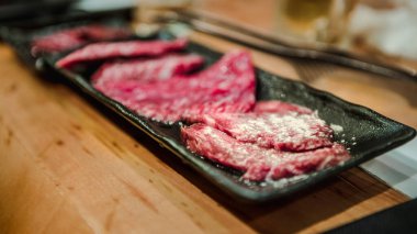Taze wagyu bifteği Japonya 'daki müşterilere satmak için hazırlanıyor. Barbekü menüsü için en yüksek kalitede mermer A5 ve Japon restoranında ya da kasapta satılıyor.