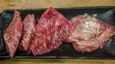 Izgara için ince dilimlenmiş Japon wagyu bifteği. Japonya 'daki en iyi bifteklerden birini ızgara yap. Tarz Yakiniku, ızgara et mutfağı demek. Barbekü yemeği..