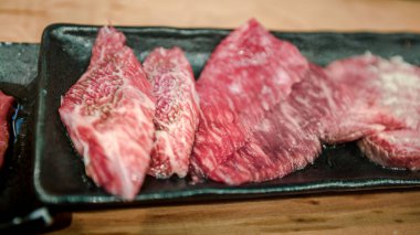 Sukiyaki 'nin Japon barbeküsünde servis edilen birinci sınıf ve taze wagyu eti. Yakiniku, Japonya 'da et için yapılan bir ızgara. Shabu Barbekü