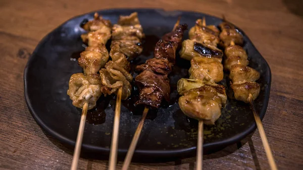 Wieprzowe Szaszłyki Potem Grillowane Yakitori Popularne Japońskie Jedzenie Restauracji Izakaya — Zdjęcie stockowe