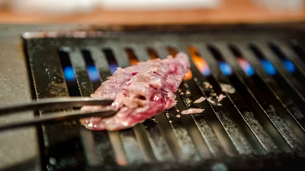 프리미엄 쇠고기는 수키야 바베큐 용으로 사용되었다 Yakiniku 일본의 고기굽는 스타일이다 — 스톡 사진