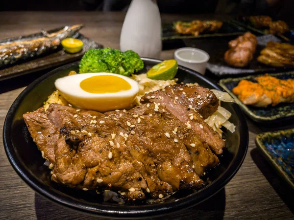 Набор Вкусных Традиционных Шампуров Гриле Ужин Популярная Японская Кухня Ресторане — стоковое фото