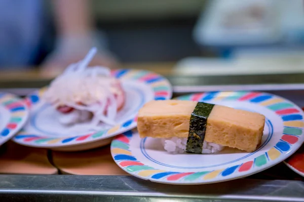 Суши Конвейере Японском Ресторане Традиционная Японская Кухня Кайтендзуси Shushi Известная — стоковое фото