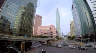 Taipei, Tayvan-07 Mart 2016: Taipei 101 Kulesi 'nin 4k Timelapse' si, Tayvan Güzel Şehir, arabalar, motosikletler ve Xinyi Bölgesi-Dan 'de tarihi bir gökdelenle yol üzerinde trafik