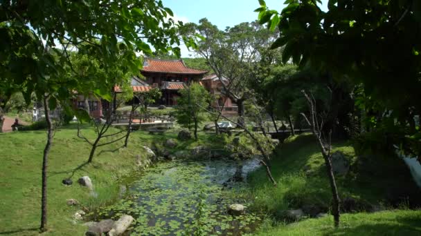 Beutiful Chinese Garden Mit Einem Teich Und Bäumen Lin Tai — Stockvideo