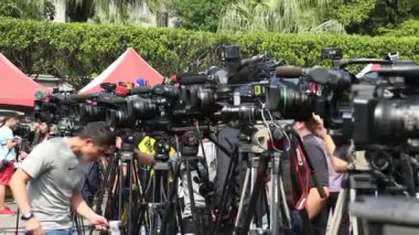 Taipei, Tayvan-14 Mart 2015: Tayvan Film Ekibi, Gazeteciler, Tayvan 'da Medya Olayından Görüntüler, Kamera ekipleri ve gazeteciler, Tayvan-Dan' da nükleer güce karşı düzenlenen gösteriler hakkında insanlarla röportaj yaptı