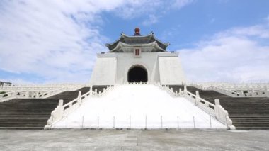 Taipei, Tayvan-Dan 'de güneşli güzel bir günde Chiang Kai Shek anıtı.