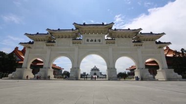 Taipei, Tayvan-23 Mayıs 2016: Tayvan-Dan 'de güneşli bir günde Ulusal Müzik Salonu ve Chiang Kai Shek Anma Salonu' nun girişinde yürüyen insanlar