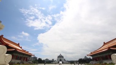 Taipei, Tayvan 'da güneşli bir günde Chiang Kai Shek anıtını ziyaret eden insanlar var.