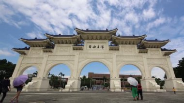 Taipei, Tayvan-23 Mayıs 2016: Tayvan-Dan 'de güneşli bir günde Ulusal Müzik Salonu ve Chiang Kai Shek Anma Salonu' nun girişinde yürüyen insanlar