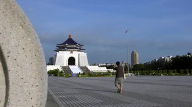 Taipei, Tayvan-09 Ağustos 2017: 4K Güzel güneşli bir günde Chiang Kai Shek Anıt Salonu 'nda yürüyen insanların oyuncak bebeği. Taipei, Tayvan-Dan 'deki görkemli anıtın turistik cazibesi