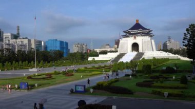 Taipei, Tayvan-09 Ağustos 2017: 4K Güzel güneşli bir günde Chiang Kai Shek Anıt Salonu 'nda yürüyen insanların oyuncak bebeği. Taipei, Tayvan-Dan 'deki görkemli anıtın turistik cazibesi