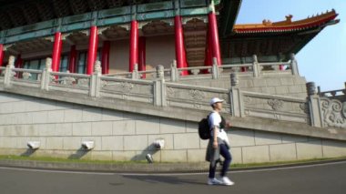 Taipei, Tayvan-16 Şubat 2017: 4K Güneşli Taipei gününde güzel Ulusal Tiyatro. Tayvan-Dan 'deki Chiang Kai Shek Anıt Salonu' nun Turistik Etkinlik Anıtı