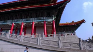 Taipei, Tayvan-16 Şubat 2017: 4K Güneşli Taipei gününde güzel Ulusal Tiyatro. Tayvan-Dan 'deki Chiang Kai Shek Anıt Salonu' nun Turistik Etkinlik Anıtı