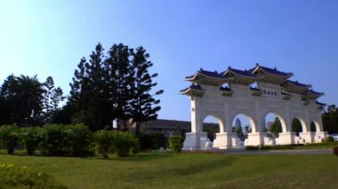 4K Özgürlük Meydanı Chiang Kai Shek Anma Salonu 'nun girişi güneşli bir günde. Taipei, Tayvan-Dan 'deki görkemli anıtların turistik cazibesi.