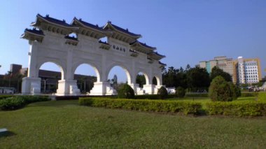 Taipei, Tayvan-16 Şubat 2017: 4K Liberty Square Chiang Kai Shek Anma Salonu giriş kapısı güneşli bir günde. Taipei, Tayvan-Dan 'deki görkemli anıtların turistik cazibesi.