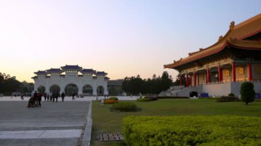 Taipei, Tayvan-16 Şubat 2017: 4K Liberty Square Chiang Kai Shek Anma Salonu giriş kapısı güneşli bir günde. Taipei, Tayvan-Dan 'deki görkemli anıtların turistik cazibesi.