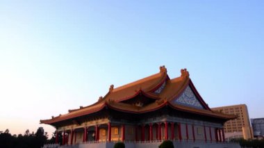 Taipei, Tayvan-16 Şubat 2017: 4K İnsanlar güzel güneşli bir günde Ulusal Müzik Salonu 'nda yürüyorlar. Heybetli anıtın turistik cazibesi Chiang Kai Shek Anıt Salonu-Dan