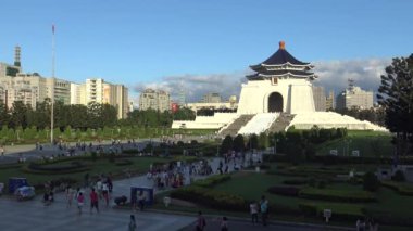 Taipei, Tayvan-04 Ekim 2015: 4 bin kişi Taipei-Dan 'de çok ünlü bir turistik mekan olan Chiang Kai-shek Anıt Salonunda yürüyor.