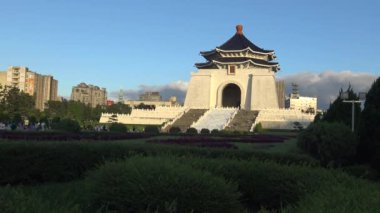 4 bin kişi, Taipei-Dan 'de çok ünlü bir turistik mekan olan Chiang Kai-shek Anıt Salonunda yürüyor.