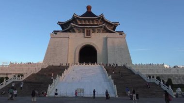Taipei, Tayvan-04 Ekim 2015: 4 bin kişi Taipei-Dan 'de çok ünlü bir turistik mekan olan Chiang Kai-shek Anıt Salonunda yürüyor.