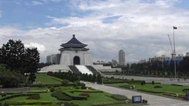 4k Taipei, Tayvan-Dan 'de güneşli güzel bir günde görkemli anıt Chiang Kai Shek anıtı.
