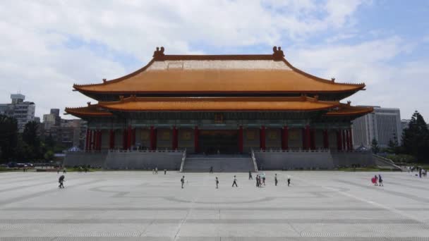 Timelapse Widok Ludzi Spacerujących Wokół National Music Hall Chiang Kai — Wideo stockowe