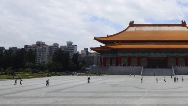 在台湾台北美丽的阳光明媚的日子里 人们在国家音乐厅和蒋介石纪念馆中漫步的时间 — 图库视频影像