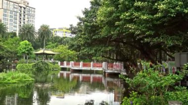 Taipei, Tayvan 'daki Sun Yat-sen Anıt Salonu' ndaki Chung-Shan Park gölünde 4K Köprüsü ve pavyonu. - Dan.