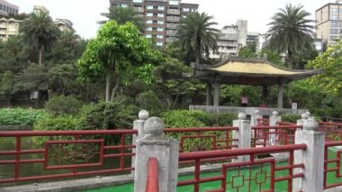 Taipei, Tayvan-22 Mayıs 2015: Taipei, Tayvan 'da Sun Yat-sen Anıt Salonu' ndaki Chung-shan Park gölünde 4K Köprüsü ve pavyonu. - Dan.
