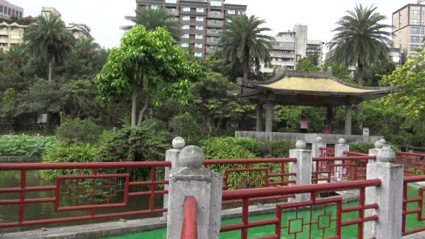 Тайбей Тайвань Травня 2015 Bridge Pavilion Lake Chung Shan Park — стокове відео