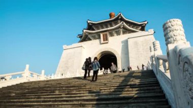 Taipei, Tayvan-16 Şubat 2017: 4K Ulusal Müzik Salonu ve Tayvan-Dan 'de güneşli bir günde Chiang Kai Shek Anıt Salonu' nun girişinde yürüyen insanların görüntüsü