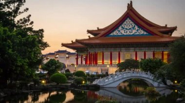4K Timelapse, Ulusal Müzik Salonu ve Chiang Kai Shek Anma Salonu 'nun girişinde yürüyen insanların görüntüsü.