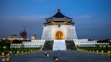 Taipei, Tayvan-09 Ağustos 2017: Günbegün gece. İnsanlar Taipei, Tayvan 'daki Chiang Kai Shek Anıt Salonu' nda dolanıyor. Heybetli anıtın zamanı geldi. Turist eğlencesi - Dan