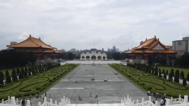 Timelapse Vista Pessoas Andando Redor Portão Entrada Para National Music — Vídeo de Stock