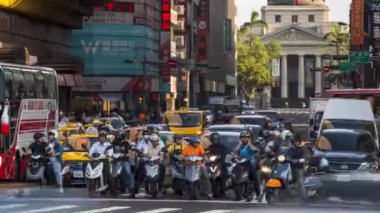 Taipei, Tayvan-05 Eylül 2017: Yoğun Taipei şehrinde, arka planda Ulusal Tayvan Müzesi 'nde, Hyperlapse Caddesi' nde araç trafiği vardı. Güzel Zamanlanmış Şehir Manzarası