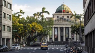 Taipei, Tayvan-05 Eylül 2017: 4K Timelapsed Caddesi 228 Barış Anıt Parkı 'ndaki Tayvan Ulusal Müzesi' nde trafik vardı. Taipei City-Dan kavşağında yürüyen Asyalılar