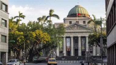 Taipei, Tayvan-05 Eylül 2017: Timelapsed Caddesi 228 Barış Anıt Parkı 'ndaki Tayvan Ulusal Müzesi' nde trafik vardı. Taipei City-Dan kavşağında yürüyen Asyalılar