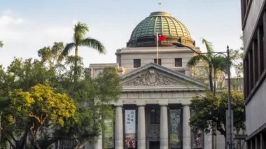 Taipei, Tayvan-05 Eylül 2017: Hyperlapse Caddesi 228 Barış Anıt Parkı 'ndaki Tayvan Ulusal Müzesi' nde trafik var. Taipei City-Dan kavşağında yürüyen Asyalılar