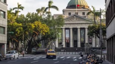 Taipei, Tayvan-05 Eylül 2017: Hyperlapse Caddesi 228 Barış Anıt Parkı 'ndaki Tayvan Ulusal Müzesi' nde trafik var. Taipei City-Dan kavşağında yürüyen Asyalılar